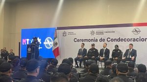 Adrián de la Garza condecora a policías de Monterrey por su labor destacada